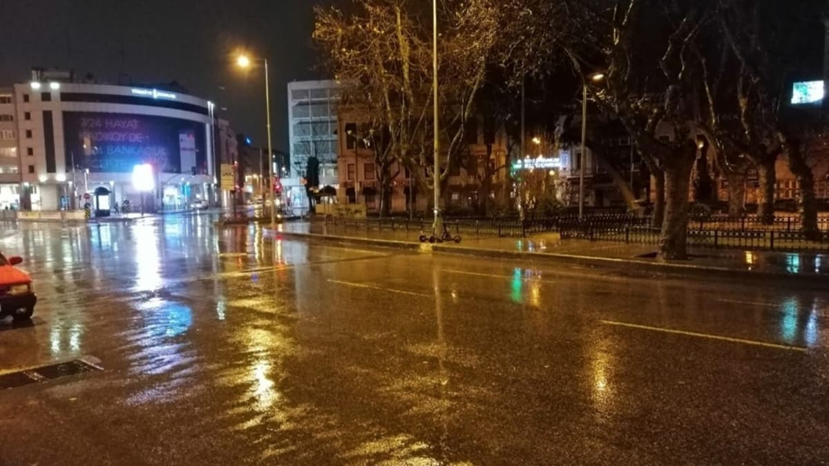 stanbul'da yamur etkili oluyor
