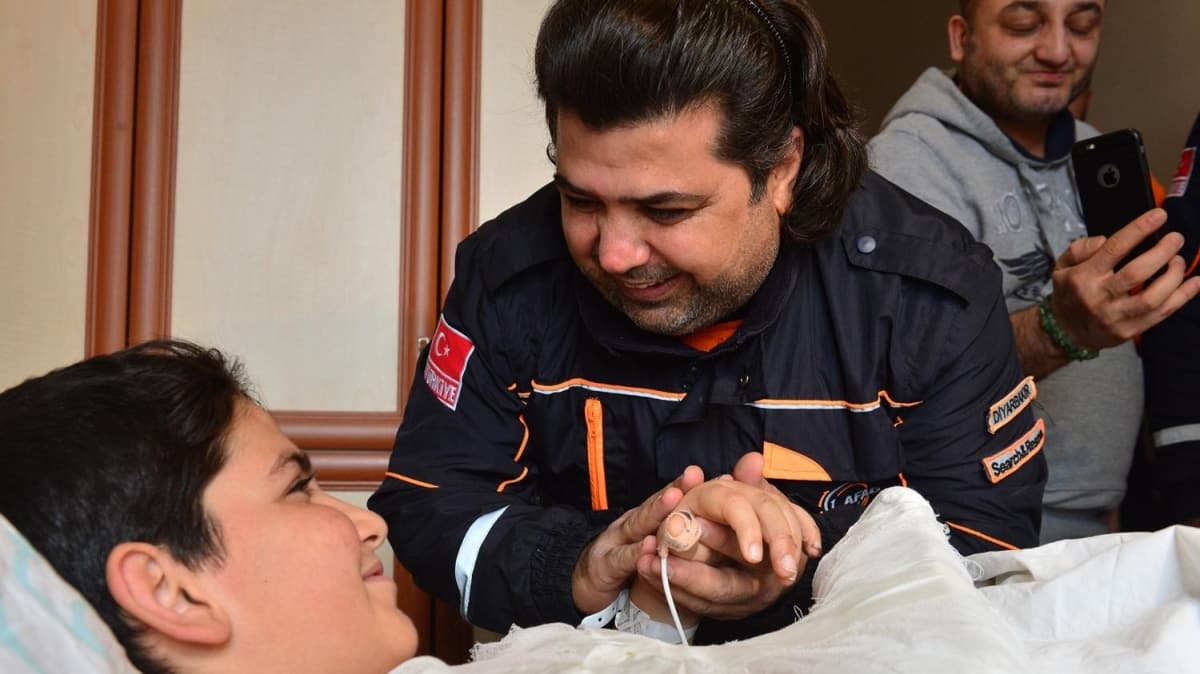 Depremin kk simgesi Emir kendisini kurtaran AFAD ekibiyle bulutu