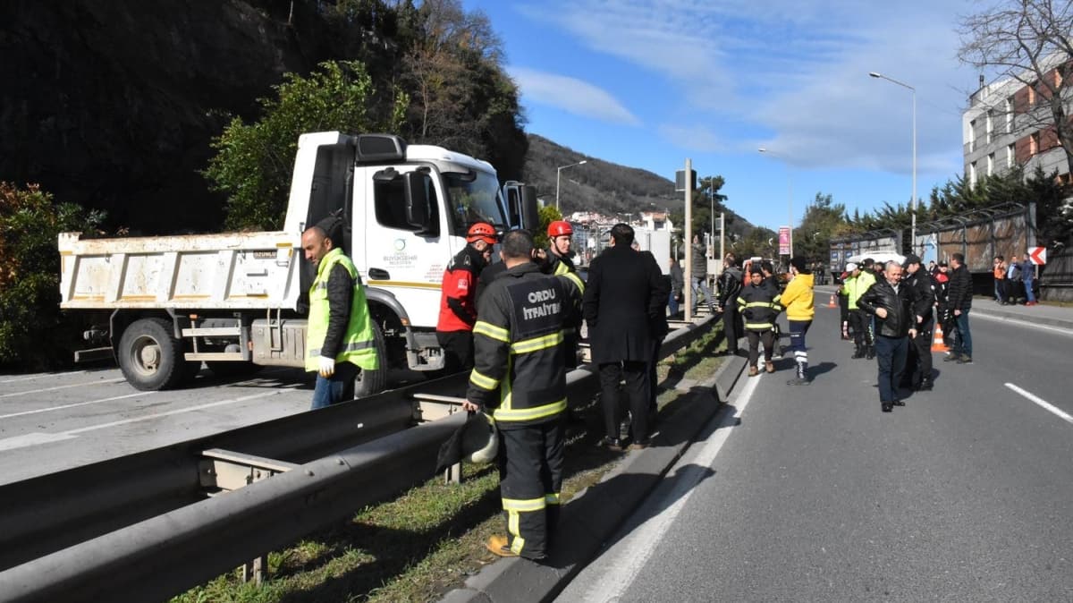 Ordu'da Karadeniz Sahil Yolu'nda heyelan