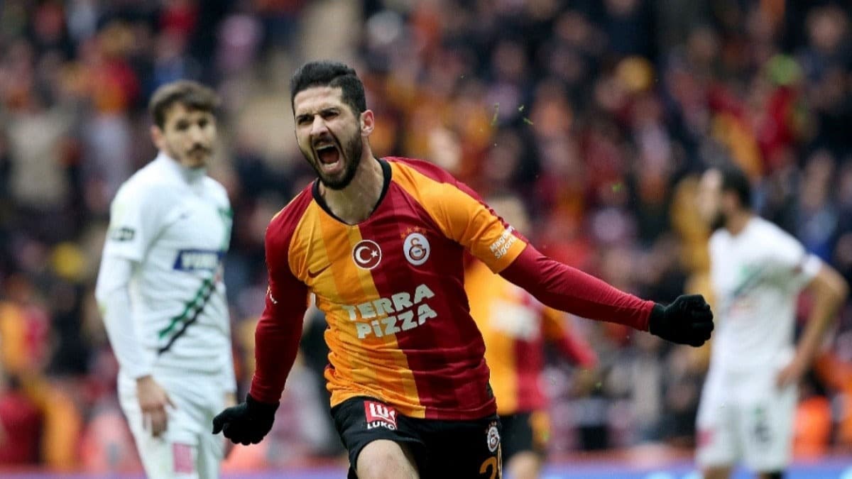 Galatasaray'�n yeni 10 numaras� Emre Akbaba