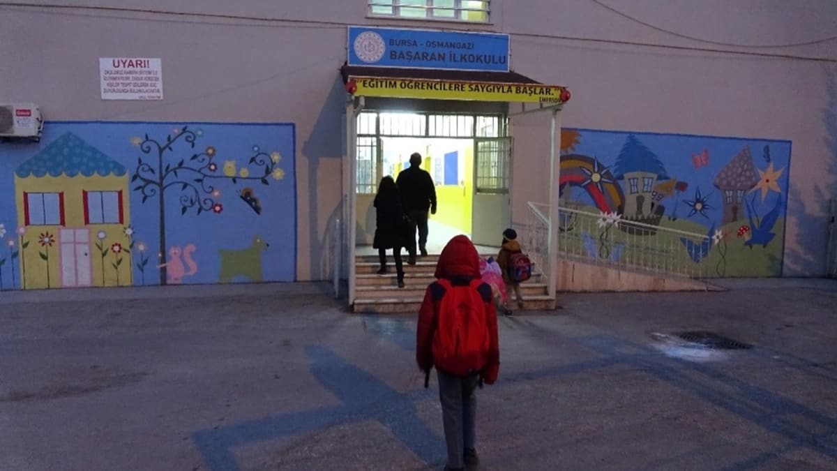 Bursada 24 okul yklyor...renciler bugn son kez yklacak okullarna gitti