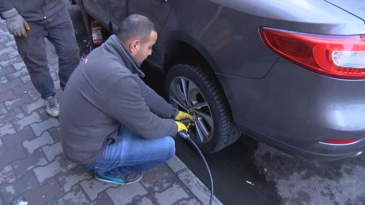 Kar haberini duyan srcler lastikilerde younluk oluturdu