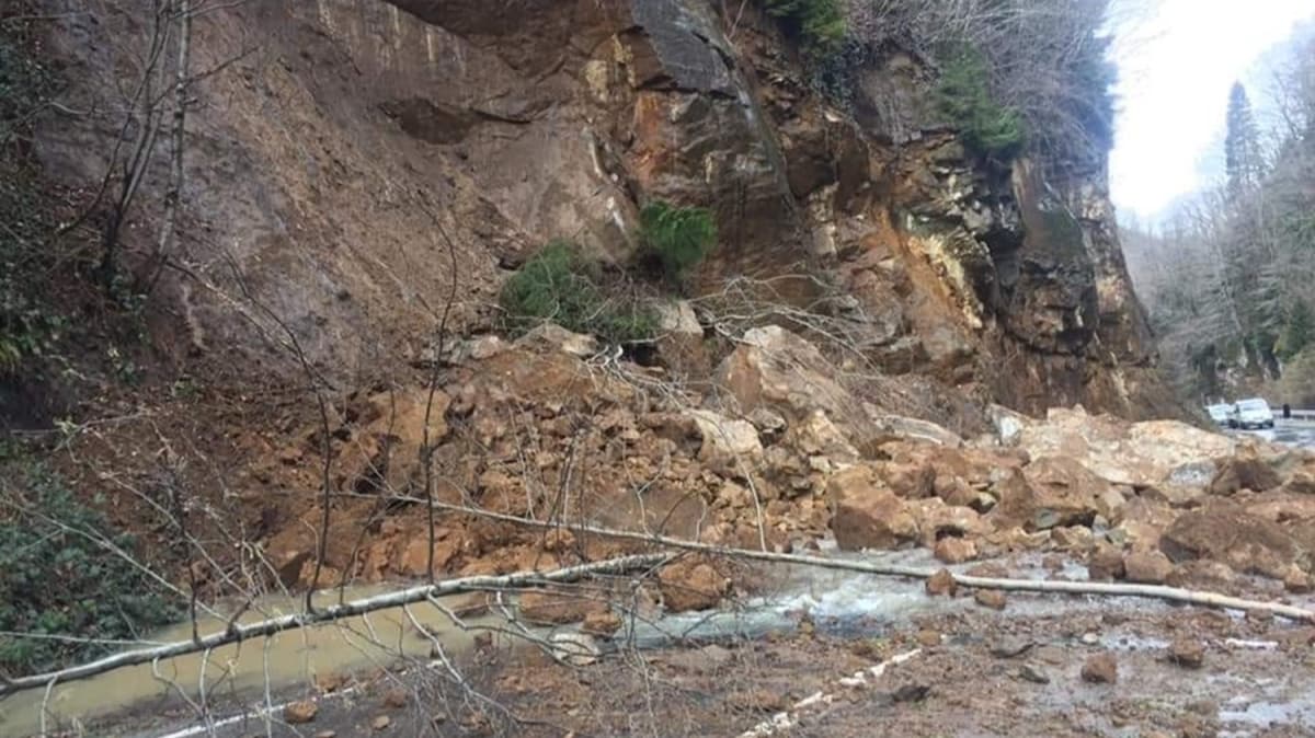 alpazar-Acsu yolunda heyelan 