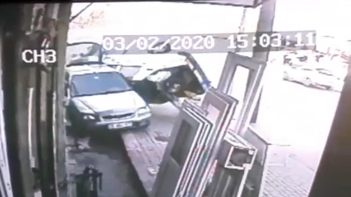 Srklenen otomobilin altnda kalmaktan saniyelerle kurtuldu