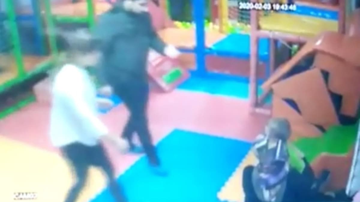 Krete retmen deheti; 2 yandaki ocuu defalarca tokatlad