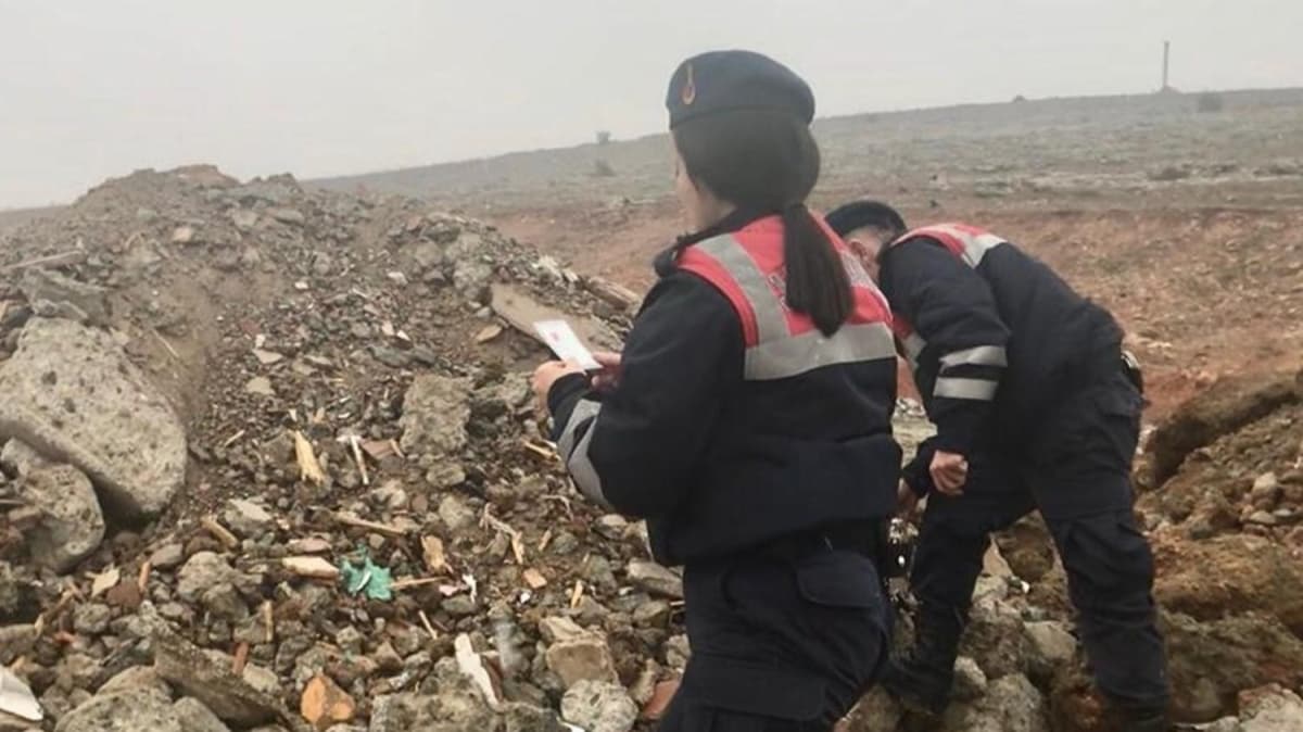 Enkazda bulunan tek hatra babaya teslim edildi