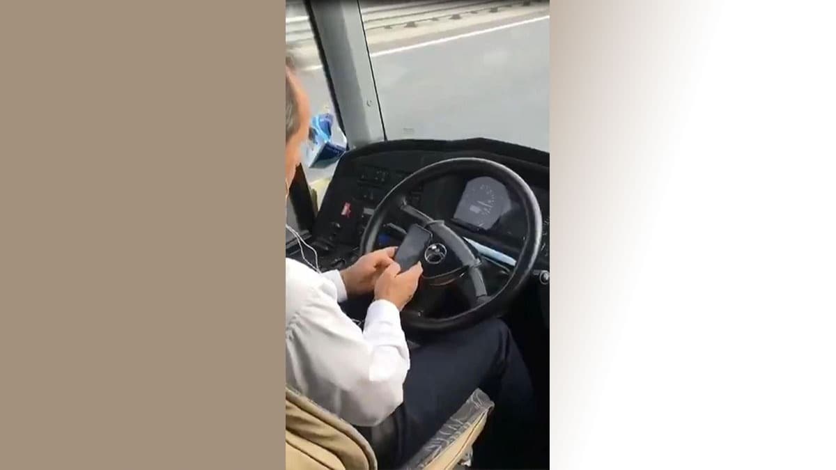 Direksiyon banda cep telefonu kullanan otobs ofrne tepki