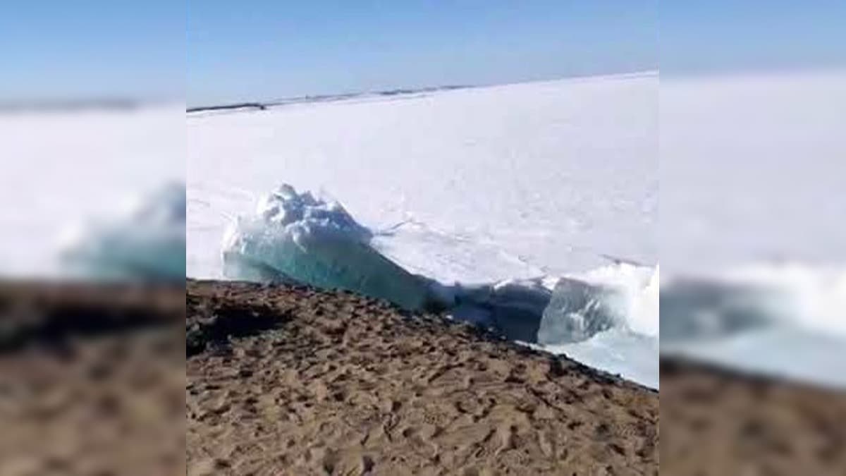 Rusya'da denizdeki buzullar sahile vurdu 