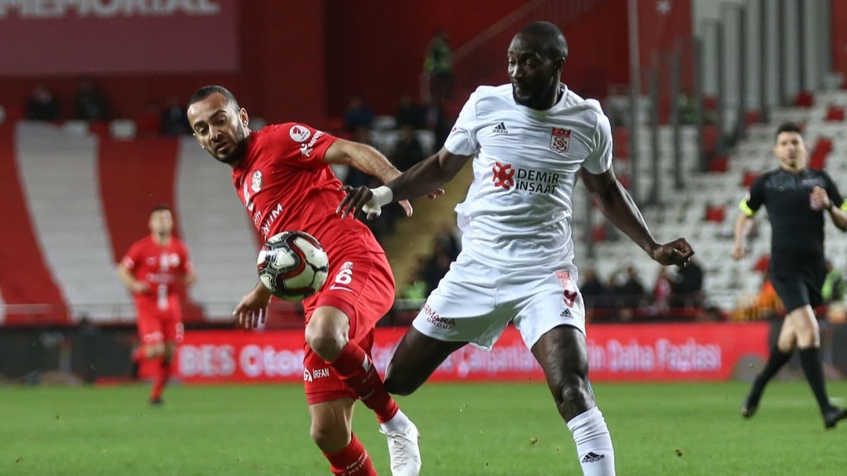 Sivasspor Antalyaspor deplasmanndan avantajl dnyor