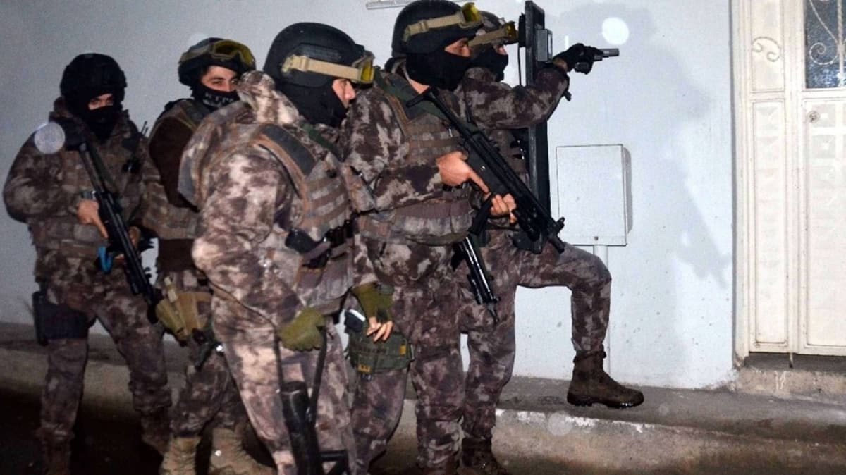 Bursa merkezli 5 ilde FET'nn ''askeri mahrem'' yaplanmasna operasyon