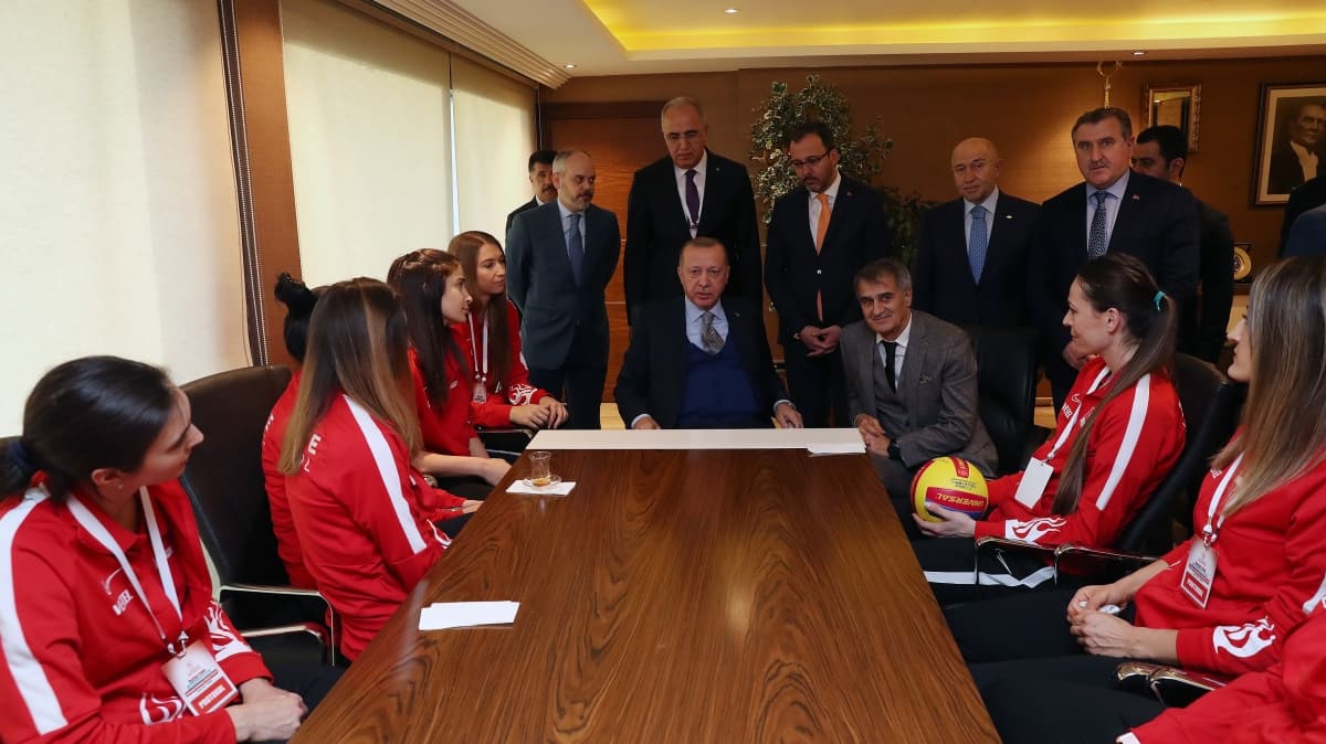 Cumhurbakan Erdoan, voleybolcularla bir araya geldi