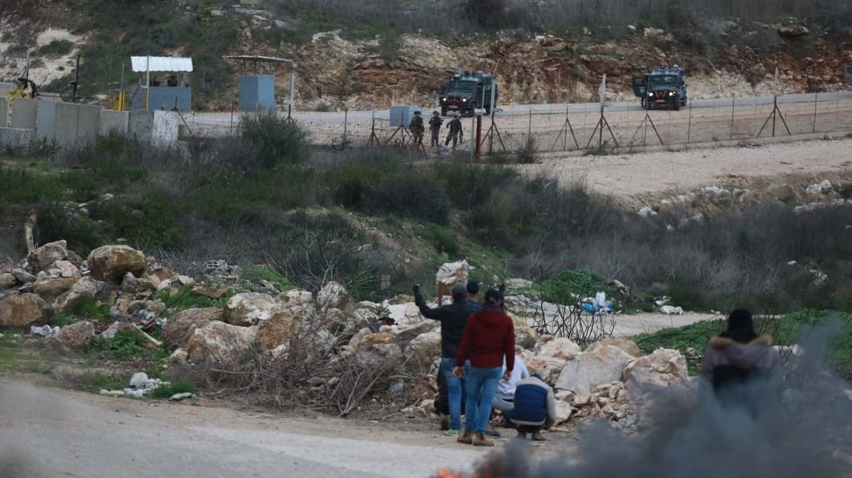 srail askerleri, Bat eria'da 2 Filistinliyi yaralad