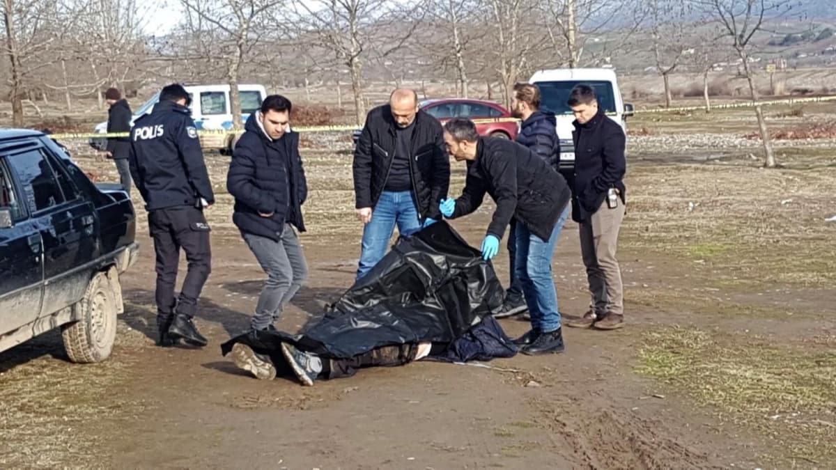 Otomobilinin yannda baklanarak ldrlm bulundu