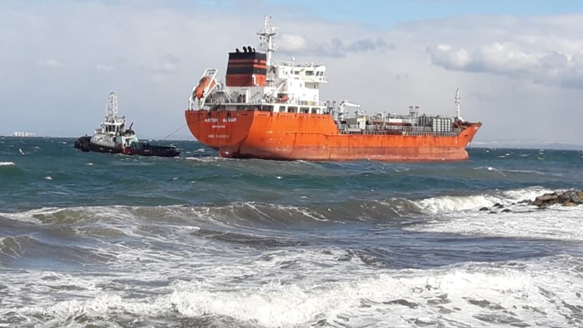 Yalova'da petrol tankeri karaya oturdu  