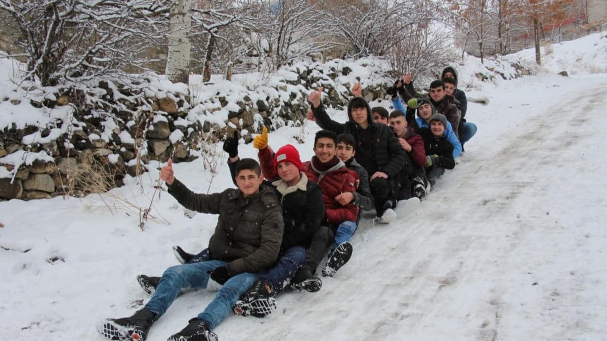 Oltulu ocuklarn poetle kayak keyfi