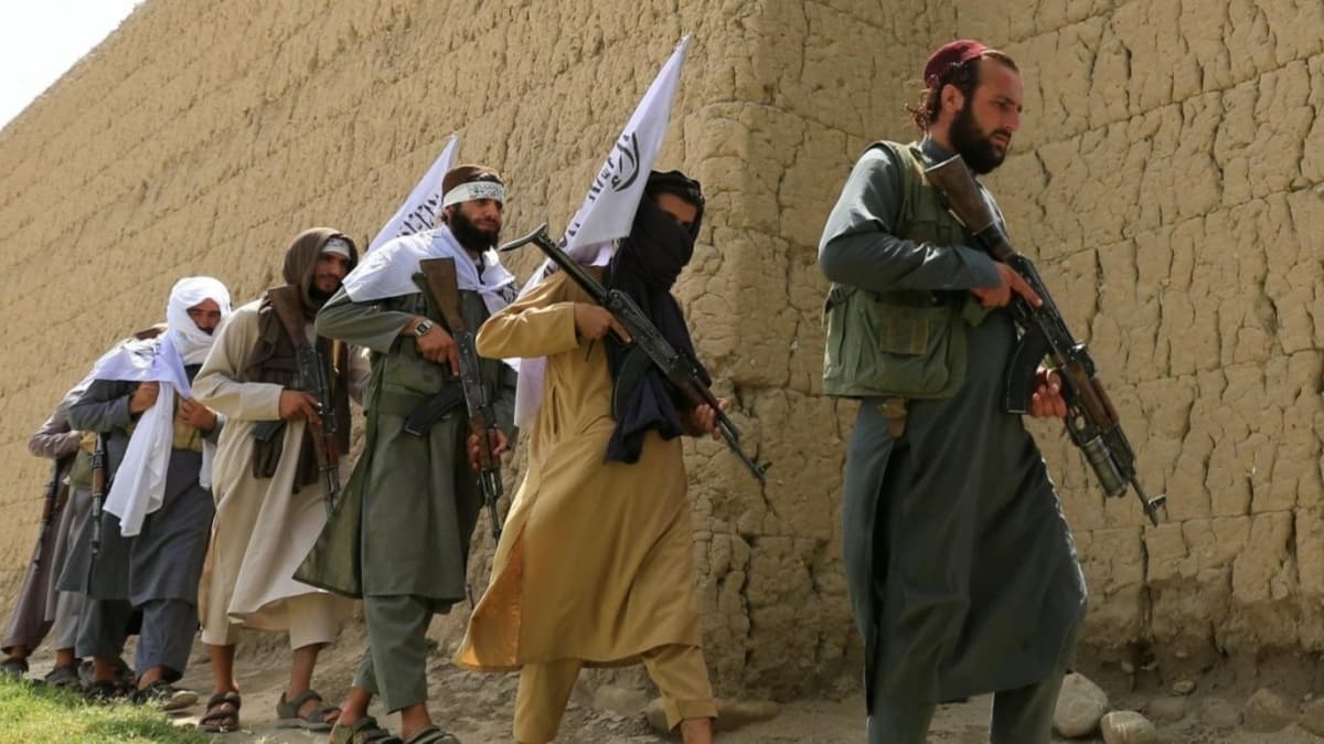Afganistan'da 172 Taliban yesi teslim oldu