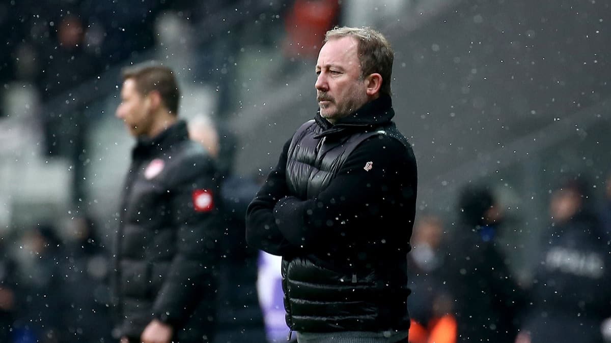 'Bu iki futbolcuyu gnderin gitsin'