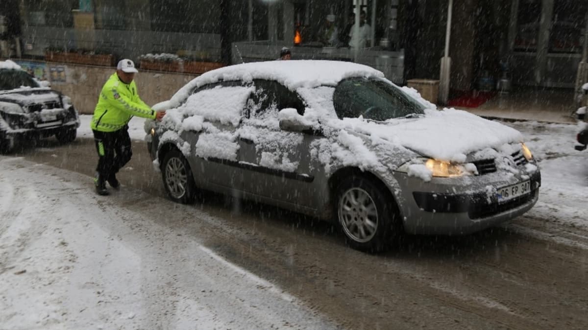 Artvin'de etkili olan kar ya trafii fel etti 