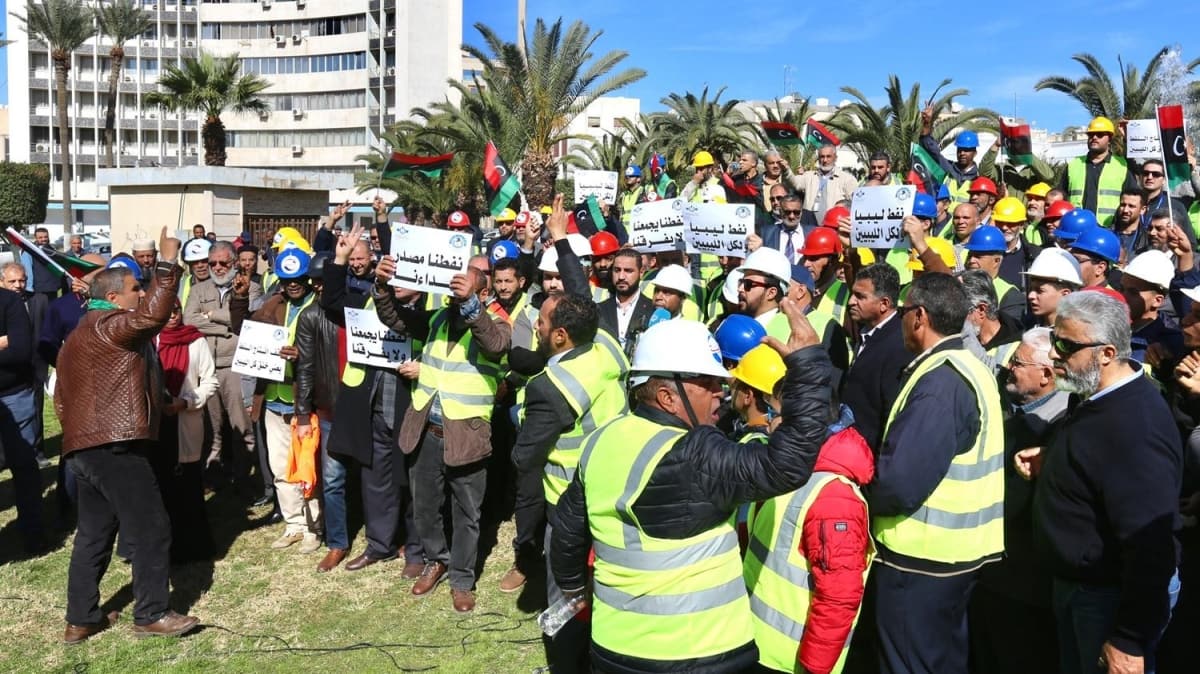 Libyallar Hafter'in petrol retimi ve ihracatn durdurmasn protesto etti