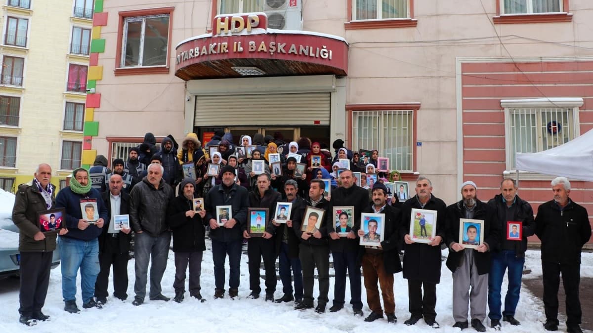 Diyarbakr anneleri kar altnda nbetini srdryor: Kar da yamur da ta da yasa gitmeyeceiz