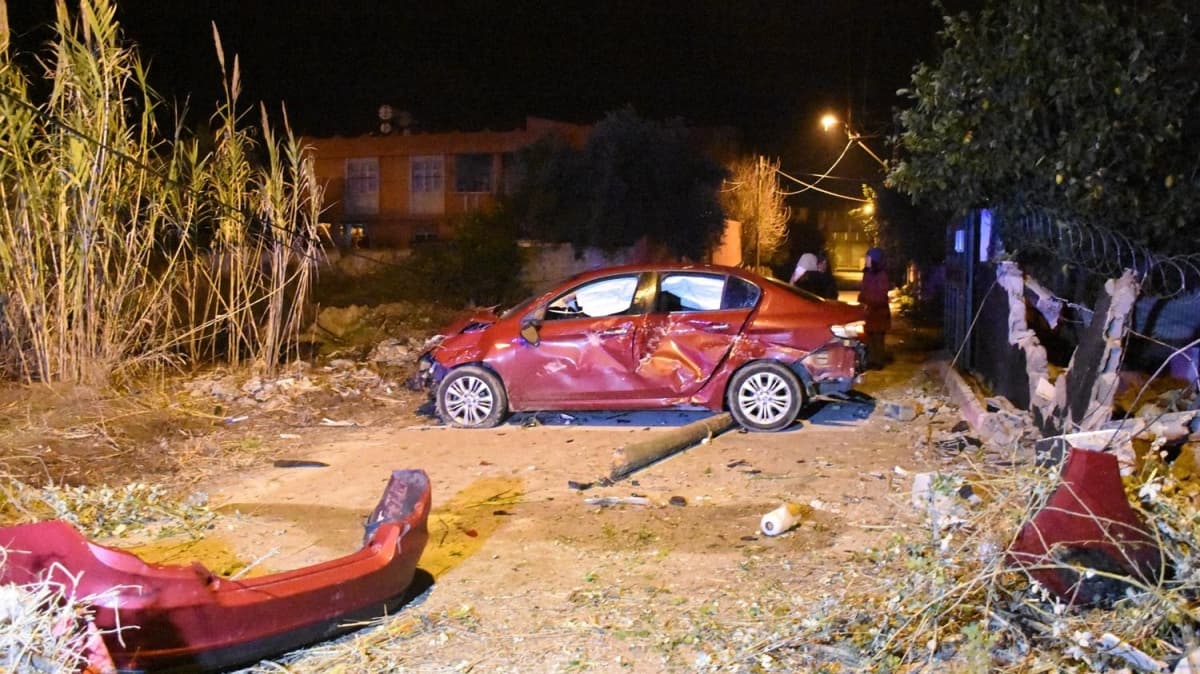 Adana'da kontrolden kan otomobil evin bahe duvarna arpt: 4 yaral