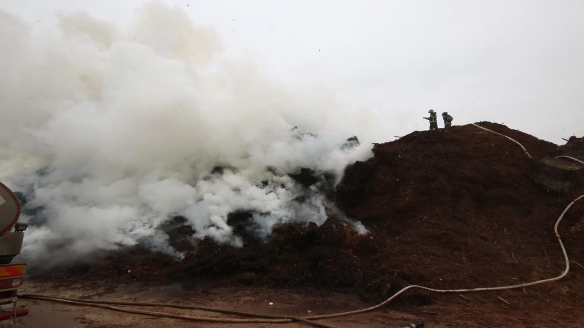 Adana'da pamuk ya fabrikasndaki yangn soutma almalar srasnda yeniden balad