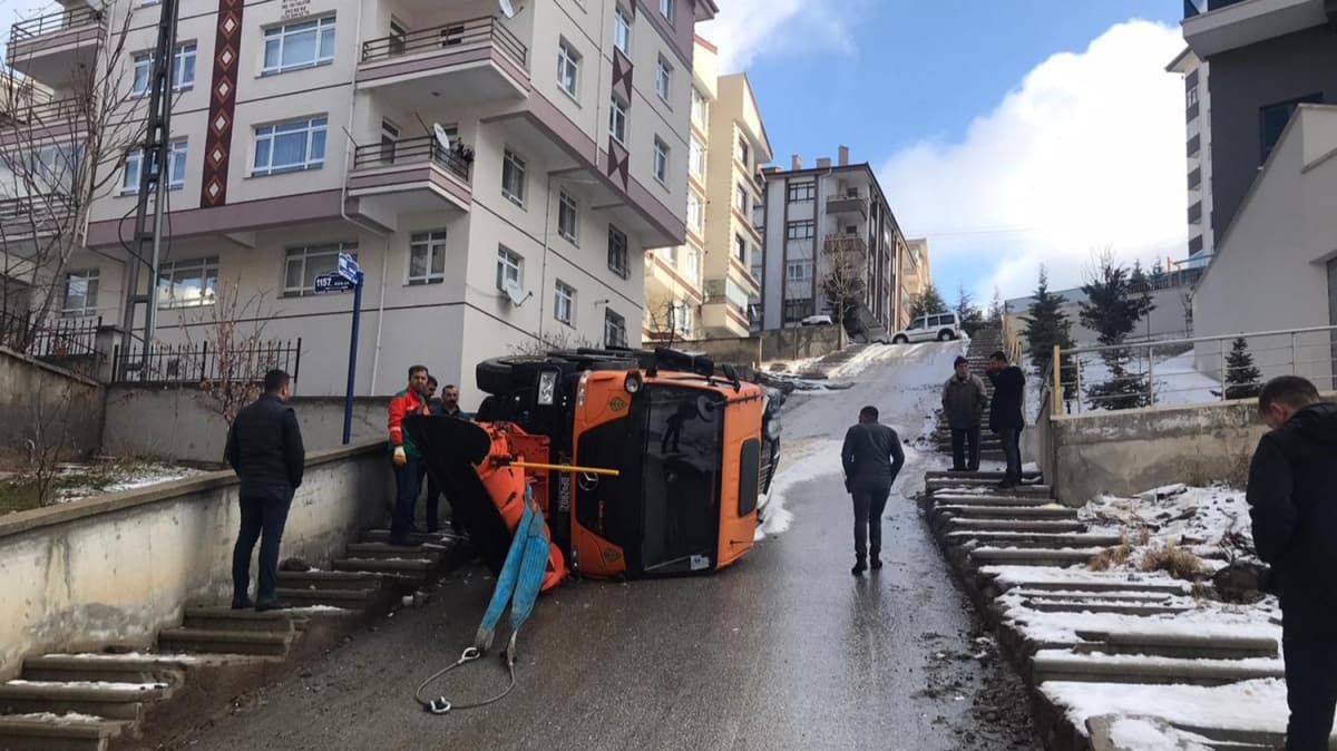 Ankara'da kar temizleme ve tuzlama kamyonu devrildi: 1 yaral