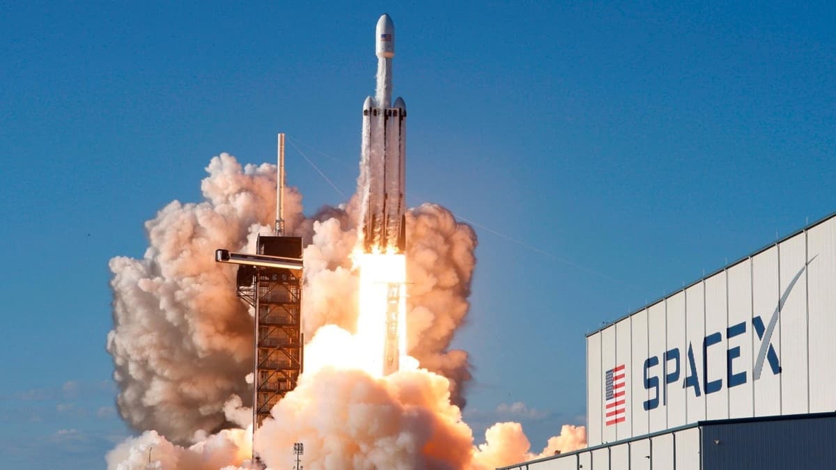 SpaceX, NASA'nn eski insanl uzay seferleri yneticisini ie ald