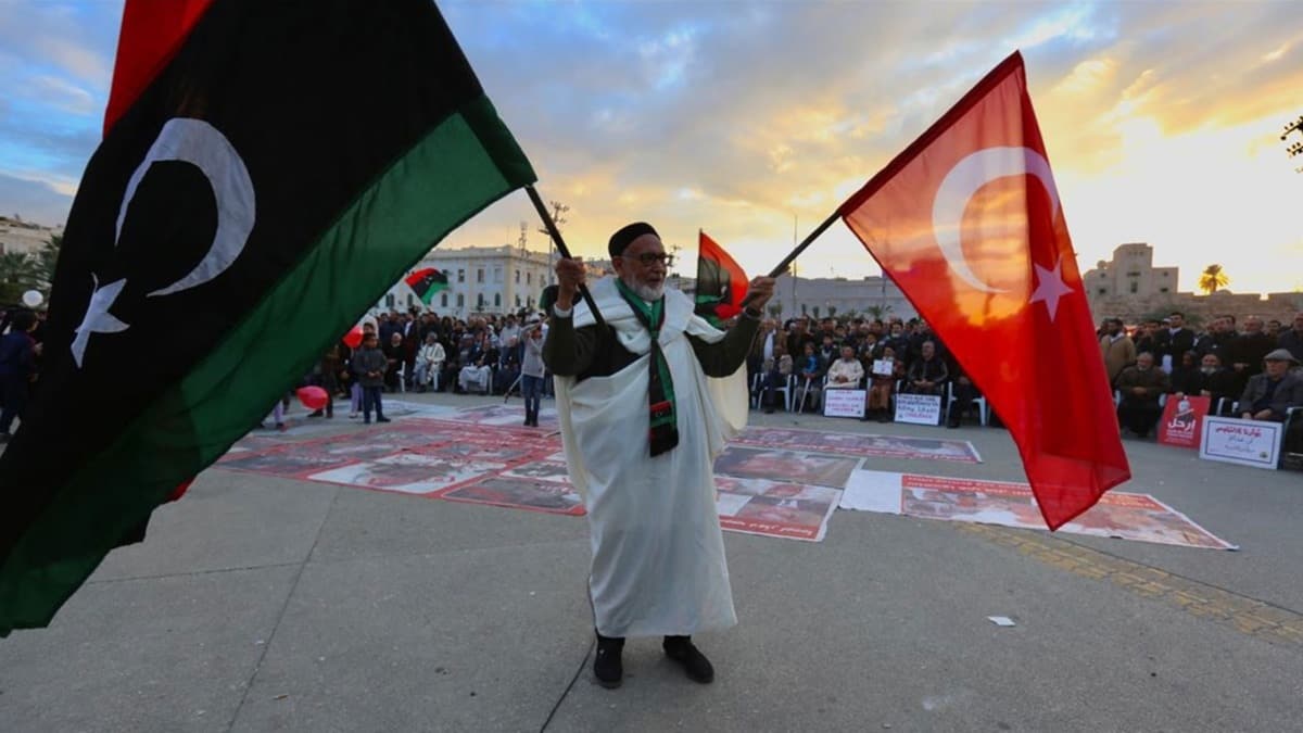Libya halk Trk bayraklaryla kutlad! ehitler Meydan'ndan Trkiye'ye mesaj