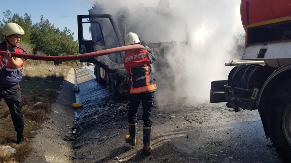 Mersin'de seyir halindeyken alev alan kamyon yand 