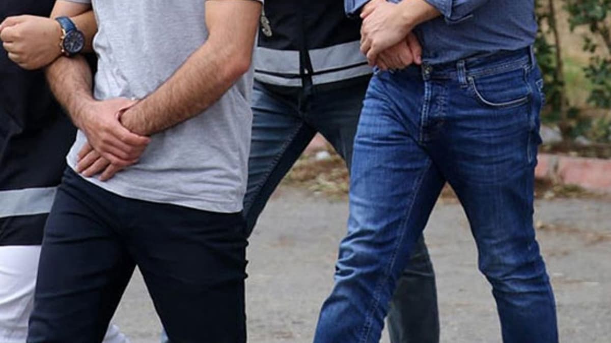 Adana'daki FET san 3 eski astsubaya 6 yl 3'er ay hapis cezas verildi