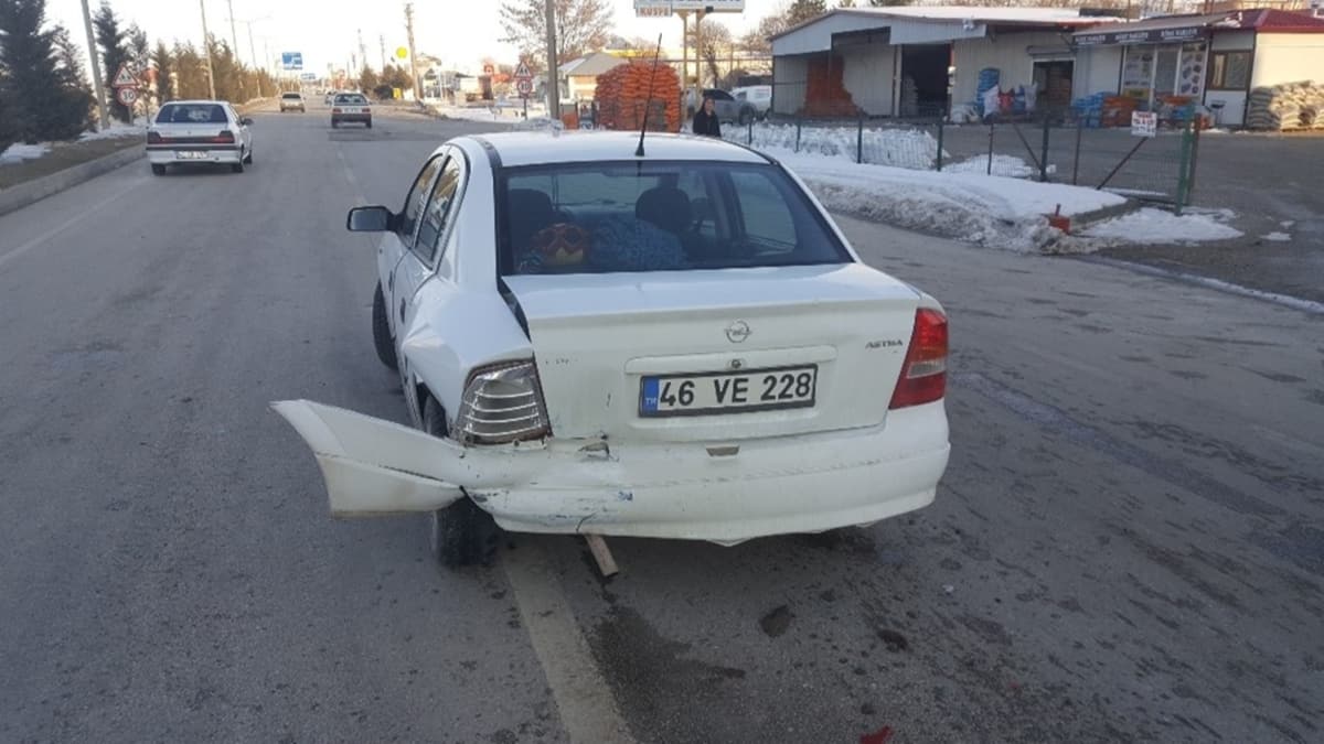 Frene bastı otomobil çarptı 