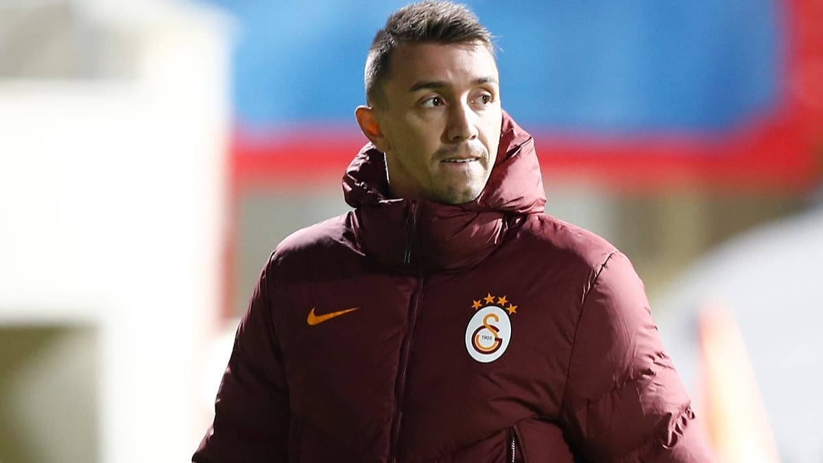 Muslera kendisini brakt derbiyi Saracchi'ye ma anlatyor