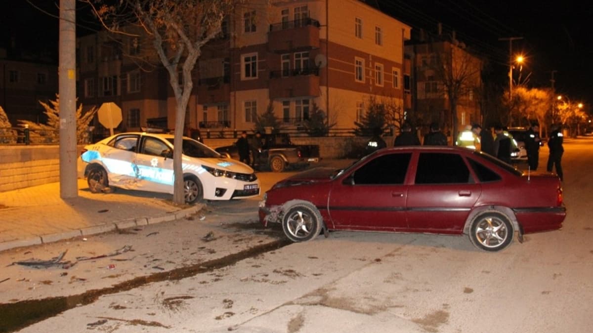 Karaman'da otomobil, polis aracyla arpt: 3' polis 4 yaral  