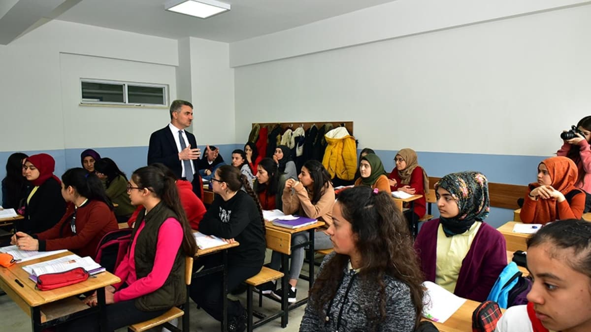 Malatya Valisi Baru, depremde hasar grnce bina deitiren okullar ziyaret etti