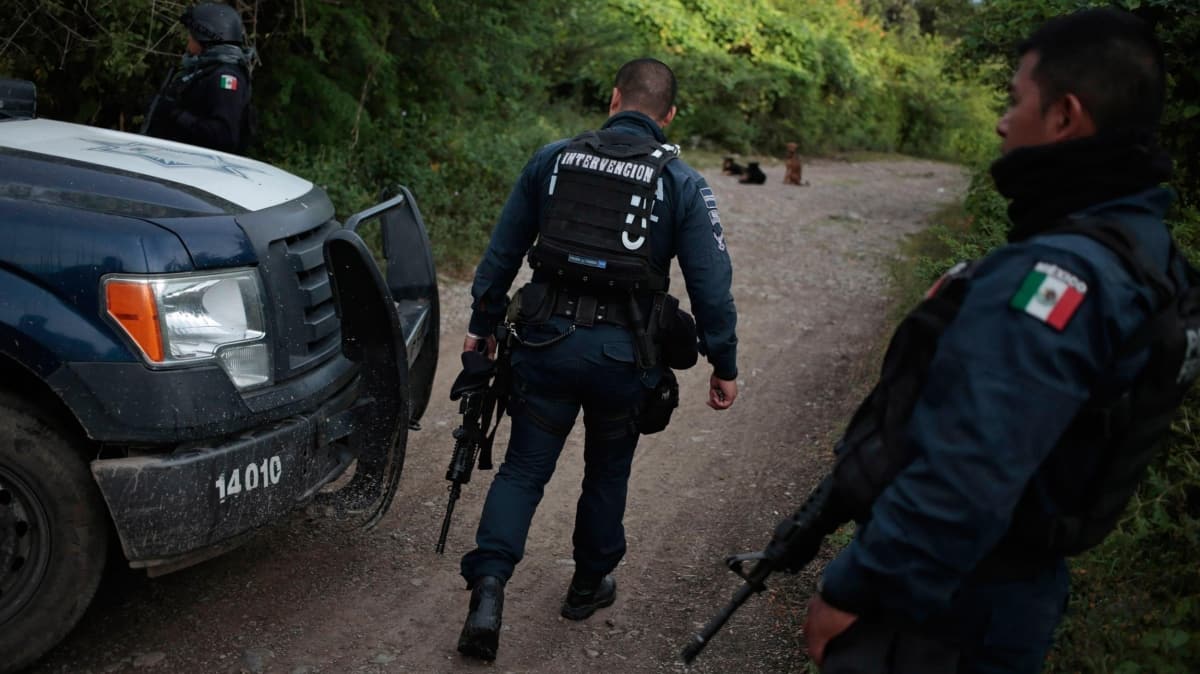 Meksika'da bir evde oluturulan gizli mezarlarda 10 ceset bulundu