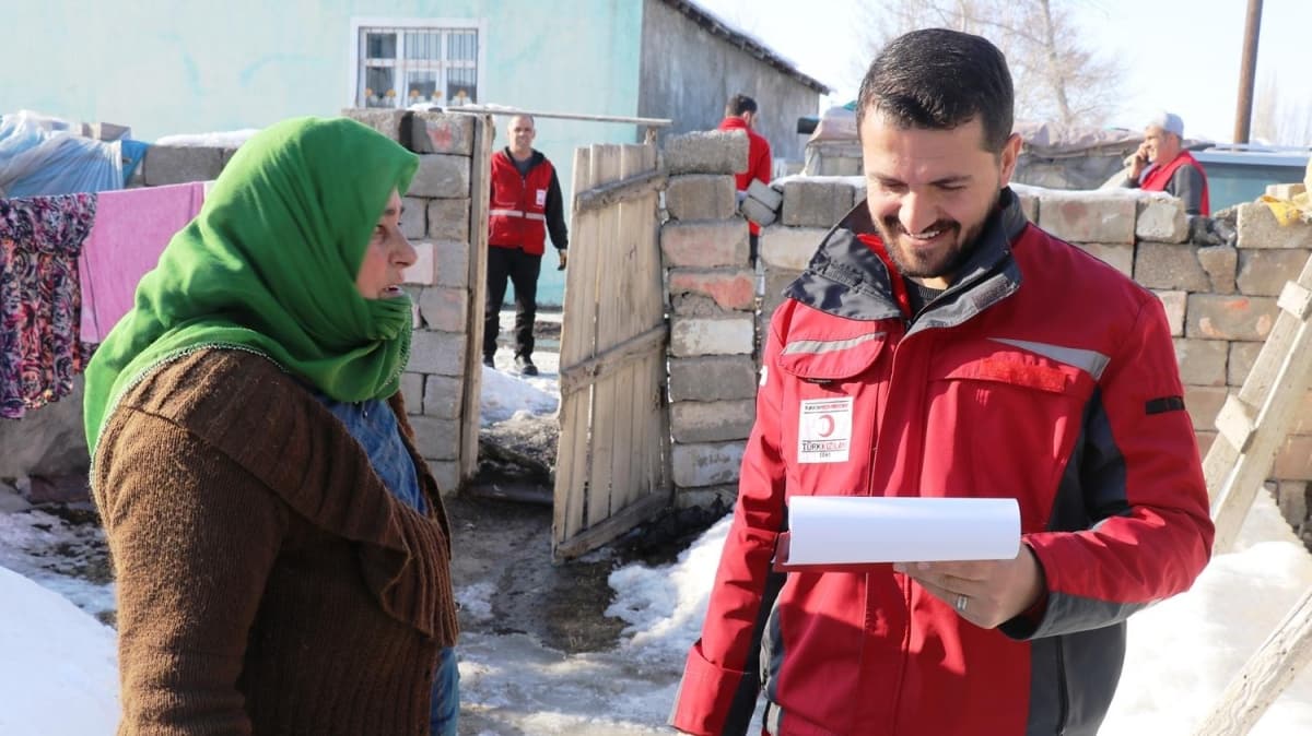 Trk Kzlay, Ar'da ihtiya sahiplerine kmr ve odun yardm yapt
