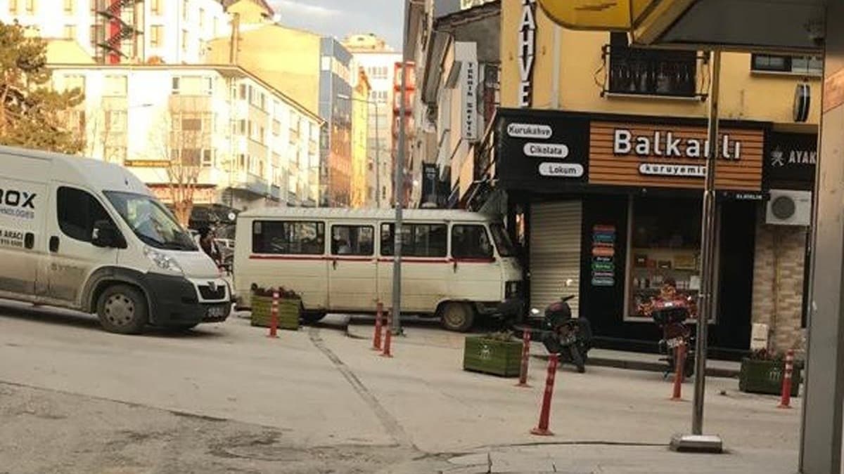 Bilecik'te freni boalan minibs, bir dkkann duvarna arparak durabildi 