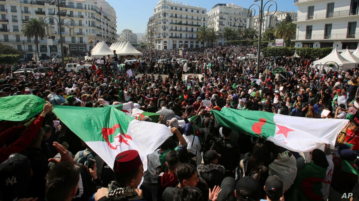 Cezayir'de gsterilerin 1'inci yl dnmnde ''ynetimde kkl deiiklik'' istendi