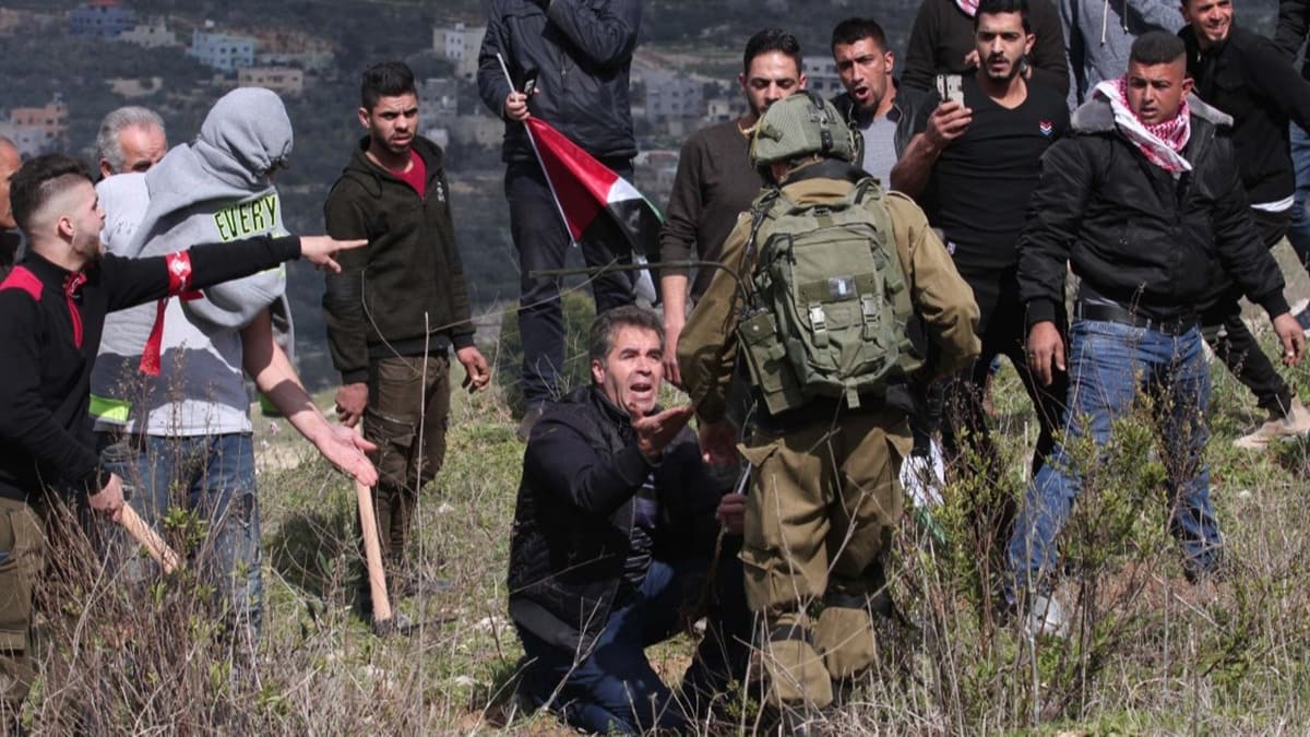 srail askerleri Bat eria'da 4 Filistinliyi yaralad