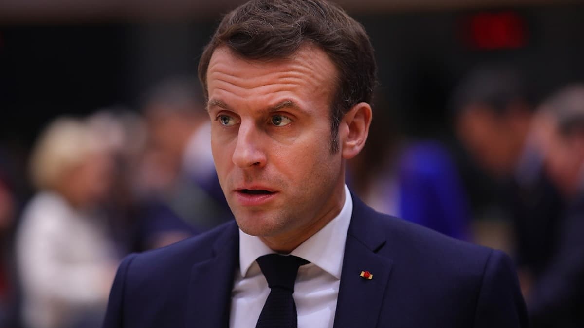 Macron skandala doymuyor! imdi de Diyanet'in banka hesaplarn kapatt