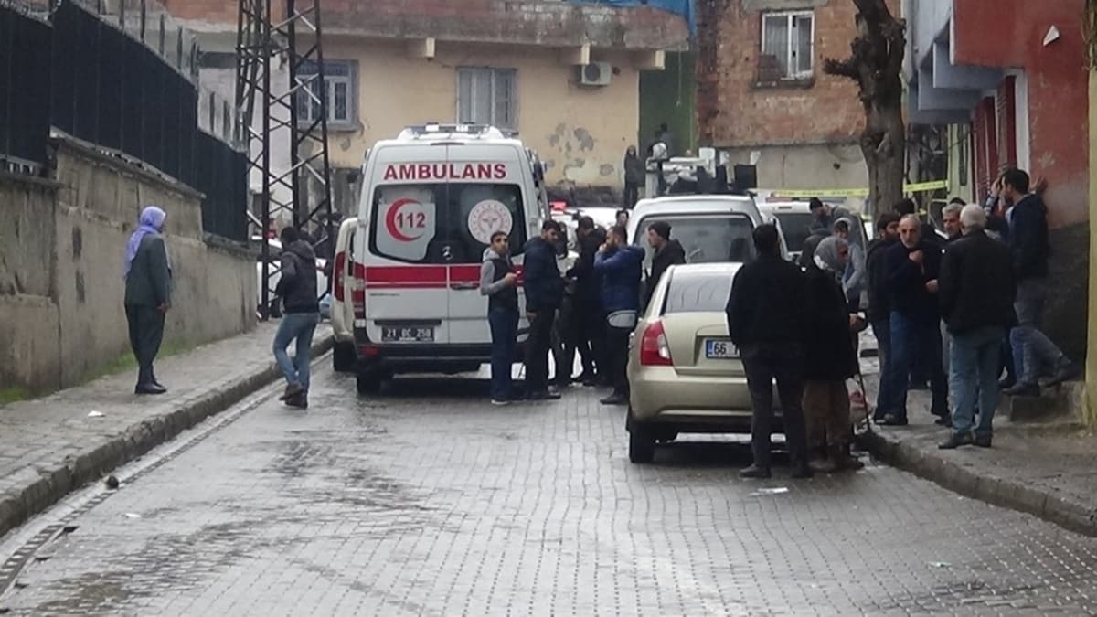Diyarbakr'da park kavgasnda silahlar konutu: 2 yaral 