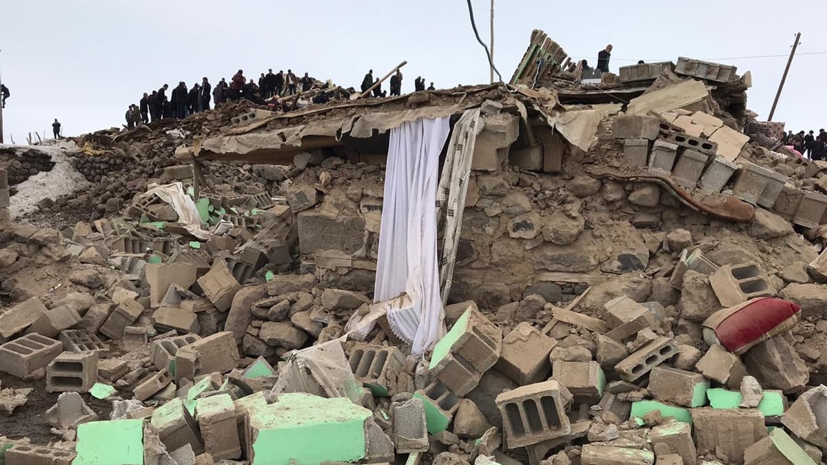 ran'daki deprem Van' vurdu... Bakan Koca: 9 vatandamz hayatn kaybetti, 37 yaralmz var, 9'unun durumu kritik