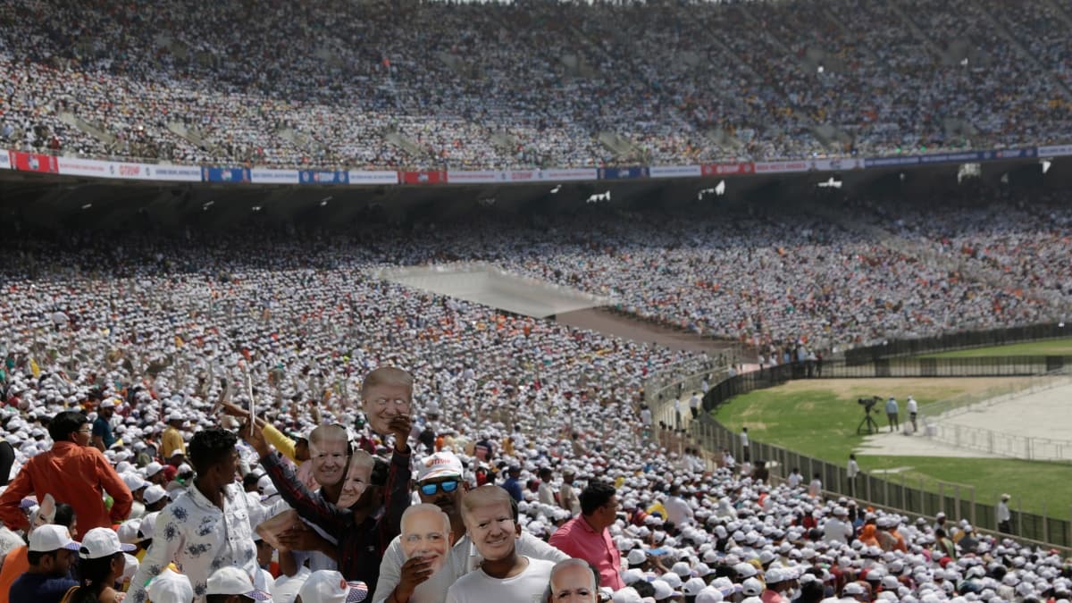 ABD Bakan Trump, Hindistan'da stadyumda yaklak 100 bin kiiye hitap etti