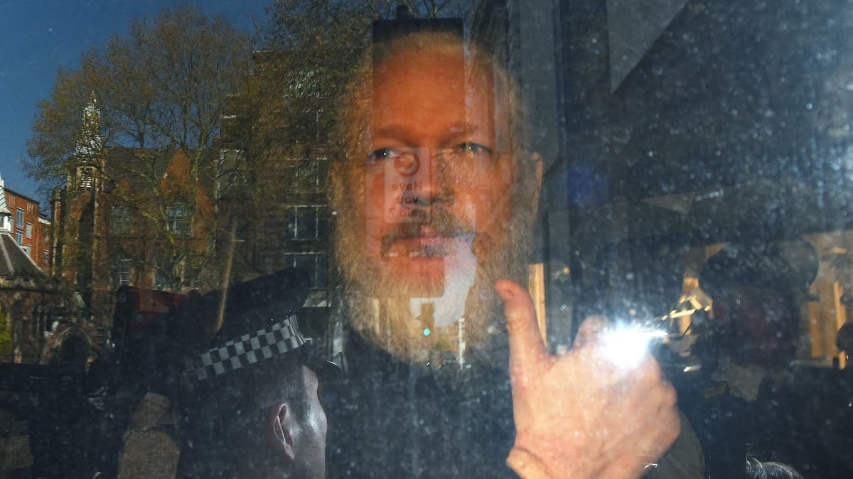 ABD'nin kirli gemiini ortaya karan Assange'n iade davas balyor 