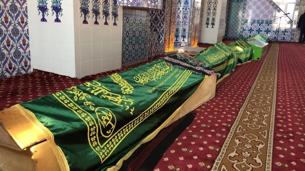 Depremde hayatn kaybeden 9 kiinin cenazeleri camiye getirildi