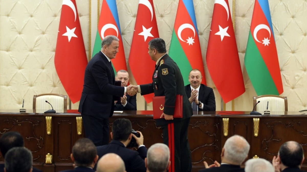 Milli Savunma Bakan Akar, Azeri mevkida ile grt