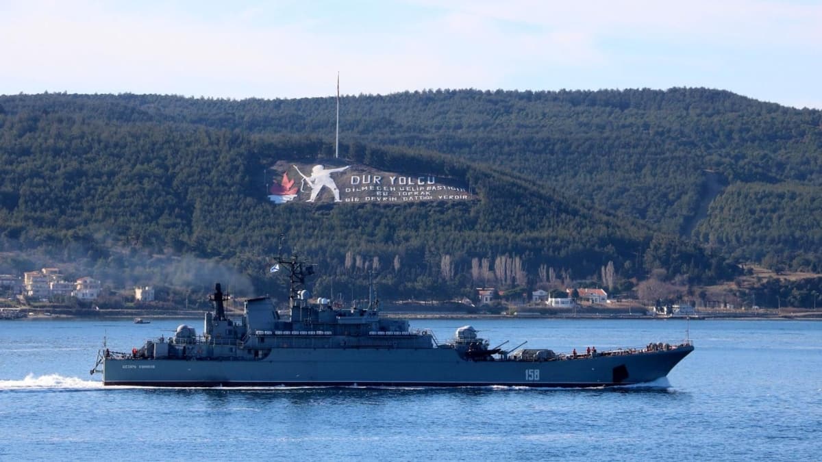 Rus askeri gemisi anakkale Boaz'ndan geti