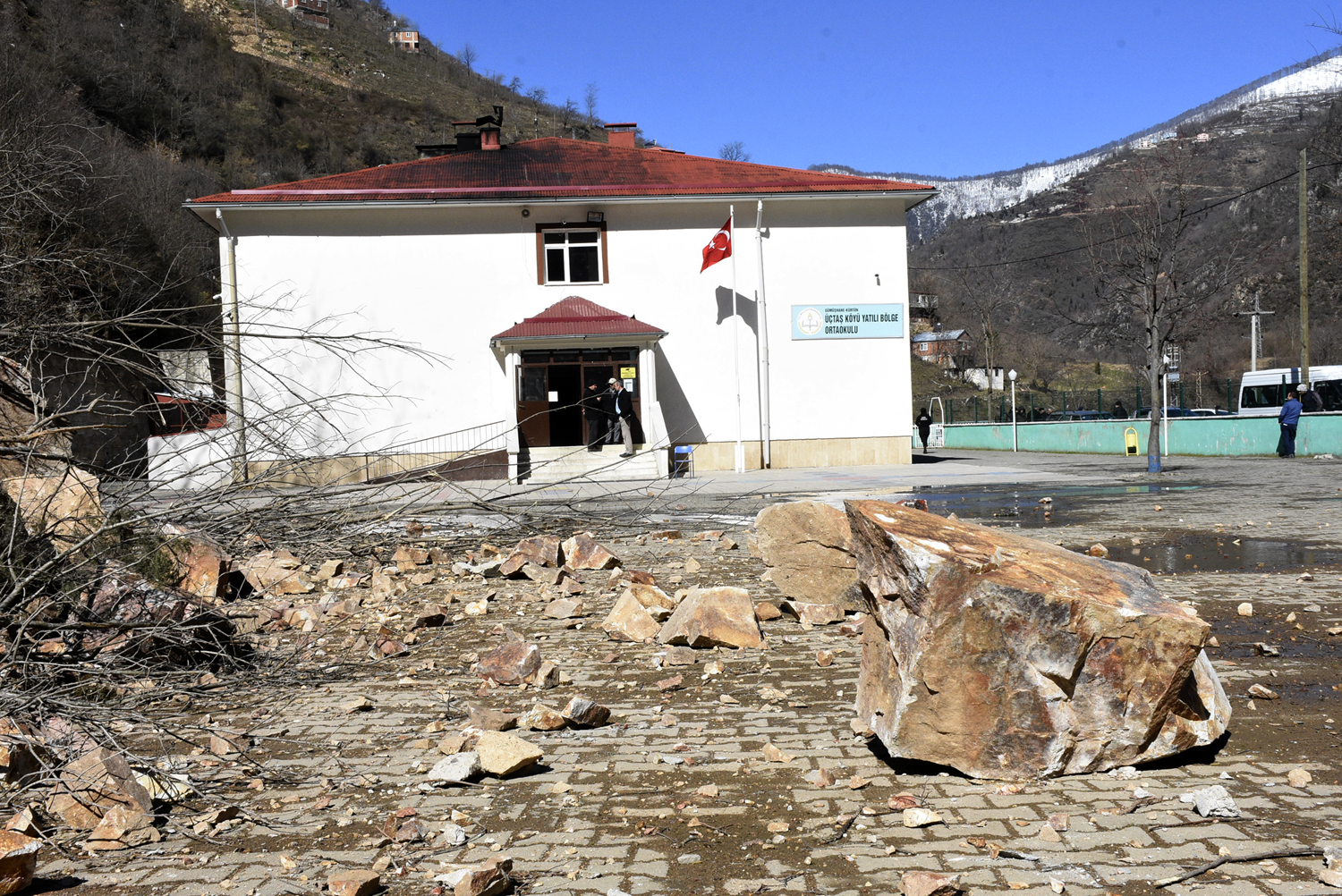 Bah�e duvar� heyelandan zarar g�rd�... Okulda e�itime ara verildi