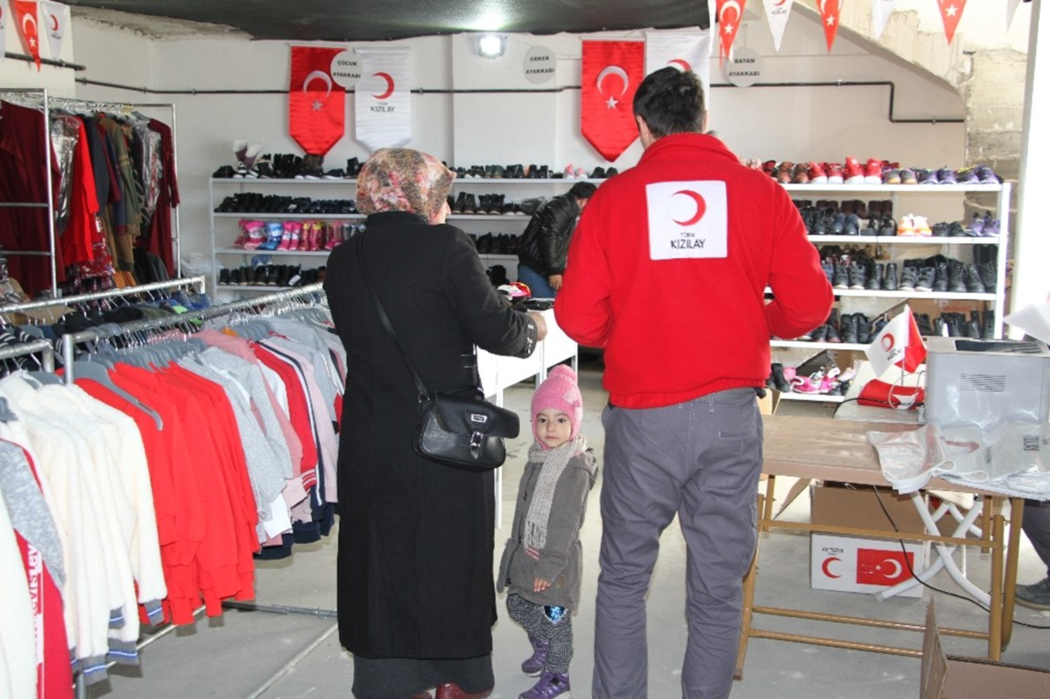 T�rk K�z�lay'dan Elaz��'daki depremzedeler i�in 'sosyal market'